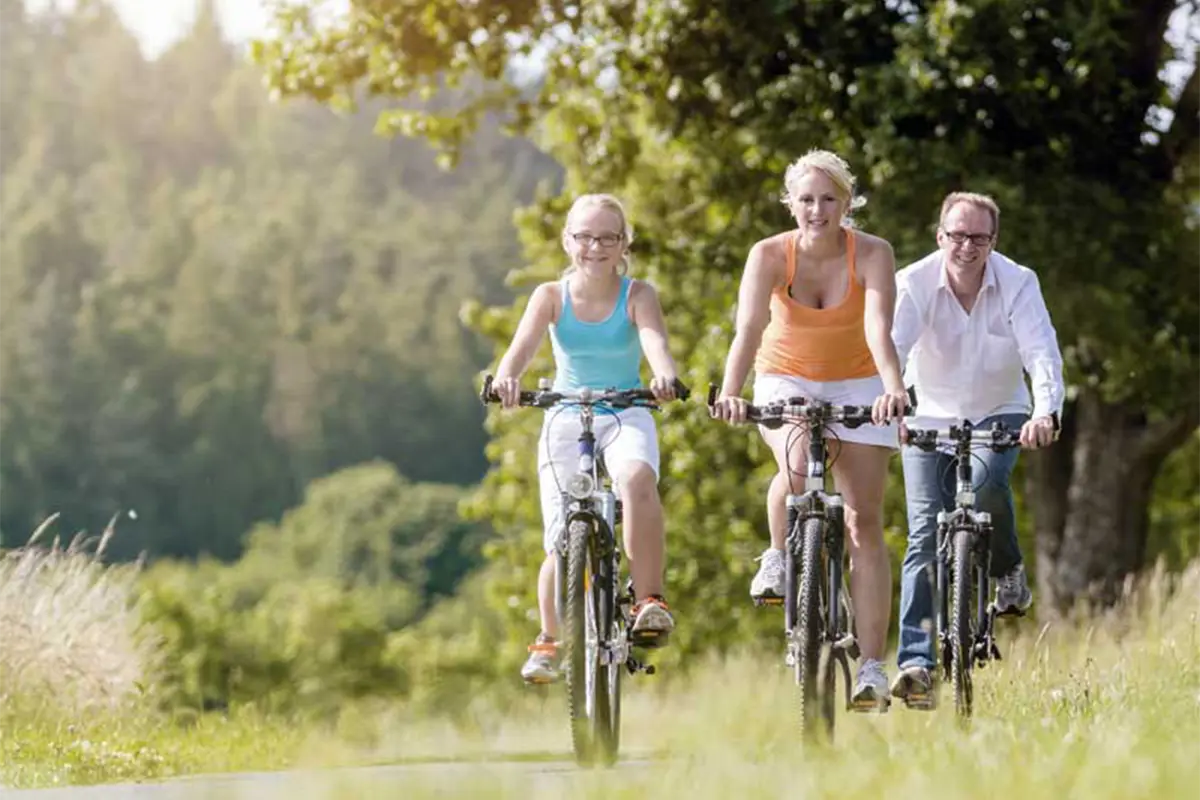 Familien tager på cykeltur